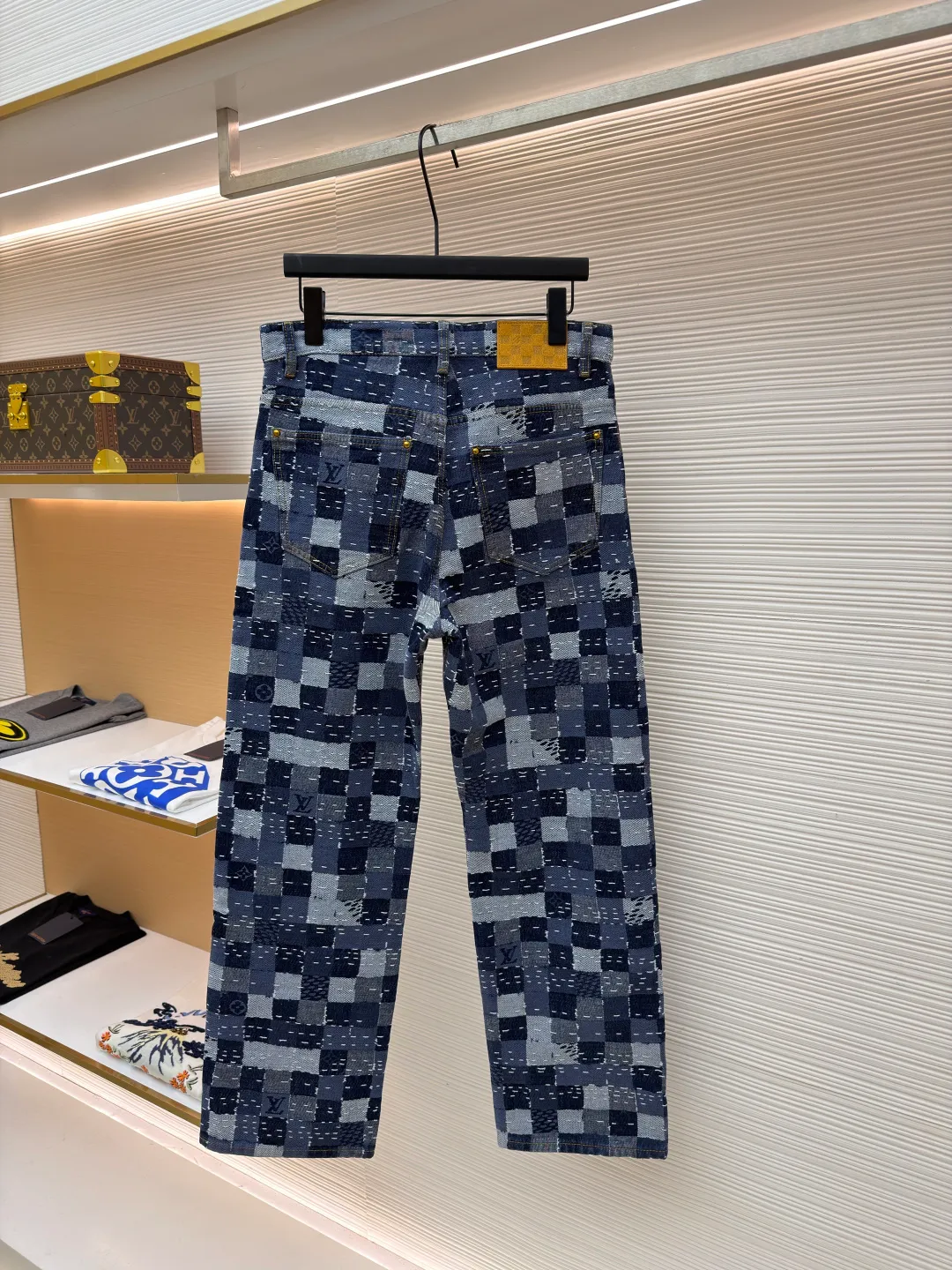 LOUIS VUITTON Nigo co-branded jacquard checkerboard denim trousers ●Authentic product: purchased and developed at 17600 ●Item number: 1680494-B55 ●Material: denim fabric ●Technology: jacquard production ●Version: fitted version ●Weight: about 870 grams ●Size: 28-30-32-34-36 ●Description: This skateboard jeans is from Pharrell The 2025 autumn and winter series collaborated by Williams and Nigo is made of 100% cotton fabric, which combines comfort and durability. The design cleverly incorporates the brand's iconic Damier plaid elements, paying tribute to traditional Japanese patchwork techniques through unique patchwork techniques. The trousers are cut in a classic five-pocket jean style, with pearlescent button placket and rivet embellishments at the front for refined details. An all-over logo jacquard accentuates the brand's identity, while a nubuck leather label adds a premium touch. The overall wiring is straight and delicate, the fabric is comfortable and soft, and the color is consistent without color difference. It can be matched with the same style to create a fashionable look and control various occasions. Customized accessories, complete with three standards, same style for men and women!